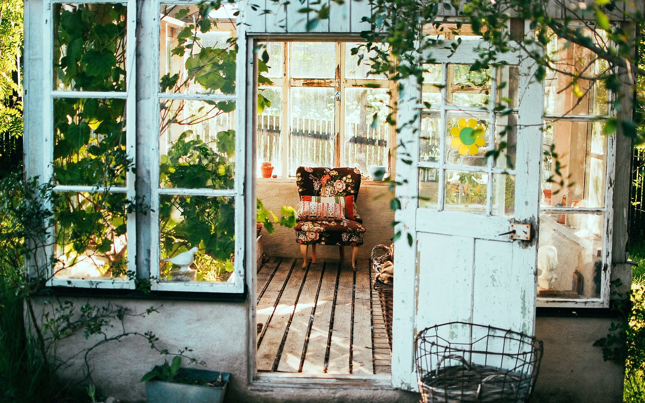Wie integriert man ein Gartenhaus in den Garten?