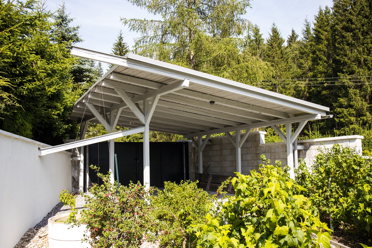 Pflege und Reinigung von Holz-Carports: So bleibt das Holz jahrelang schön holzcarport pflegen